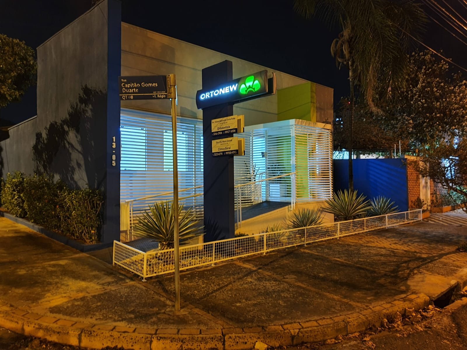 Fachada da clínica Ortonew Bauru à noite